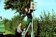 Flori ist sich sicher, dass sein Plan funktioniert und das Blitzerfoto gelöscht wird. Von links: Monika Vogl (Christine Reimer) und Florian Brunner (Tommy Schwimmer). Flori ist sich sicher, dass sein Plan funktioniert und das Blitzerfoto gelöscht wird. Von links: Monika Vogl (Christine Reimer) und Florian Brunner (Tommy Schwimmer).