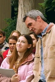 Sue (Eden Sher, l.); Mike (Neil Flynn, r.)