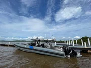Ein CBP AMO-Boot parkt tagsüber an einer Anlegestelle in Fajardo, P.R.
