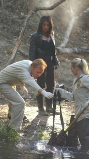 Seltene Bl&uuml;tenpollen aus der Nasenschleimhaut des Opfers haben (v.li.) Horatio (David Caruso), Sevilla (Wanda de Jesus) und Calleigh (Emily Procter) zu einem See gef&uuml;hrt. Sie durchfischen das Gew&auml;sser und finden eine Tasche.