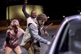 Als einer der letzten Nicht-Zombies in seiner von Untoten besetzen Heimatstadt konnte Angsthase Columbus (Jesse Eisenberg, r.) bisher alle Angriffe erfolgreich abwehren, weil er sich immer strikt an seine "47 &Uuml;berlebensregeln f&uuml;r Zombieland" gehalten hat ...
