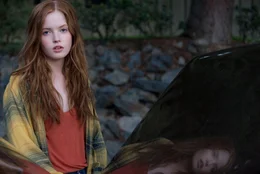 Ellie Bamber (India Hastings).