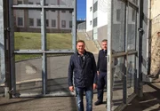 „Der Osten“-Moderator Axel Bulthaupt (li.) bei der Personenschleuse der JVA Waldheim.