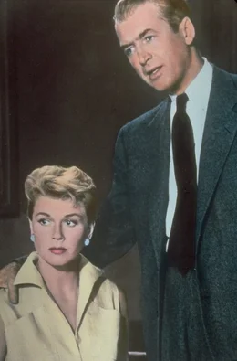 Auf einer Reise nach Maroko lernen Dr. Ben McKenna (James Stewart, r.) und seine Frau Jo (Doris Day, l.) den Franzosen Louis Bernard kennen, was ihnen schon bald zum Verh&auml;ngnis wird ...
