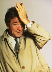 Columbo (Peter Falk) gibt sich schwerfällig, ahnungslos und hofiert die Täter, die dem Inspektor das Geschick zur Aufklärung des Falls absprechen und sich folglich in Sicherheit wiegen.