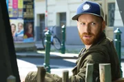 Richard Odner (Florian Sebastian Fitz) beobachtet seine Ex mit einer Freundin im Café.