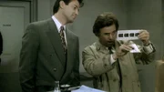 Anhand von Röntgenaufnahmen versucht Lt. Columbo (Peter Falk) Beweise für einen Mordfall aufzuzeigen und damit den verdächtigen Täter, Wesley Corman (James Read) in die Enge zu treiben.