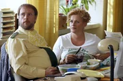 Heike Schäffer (Petra Kleinert, r.) hat ihrem Dietmar (Bjarne Mädel, l.) das Essen aufs Revier gebracht. So schlägt sie zwei Fliegen mit einer Klappe: ihr Bär muss nicht verhungern und sie erfährt den neuesten Stand der Ermittlungen in Sachen Kragenbärbaby Gustav. Heike Schäffer (Petra Kleinert, r.) hat ihrem Dietmar (Bjarne Mädel, l.) das Essen aufs Revier gebracht. So schlägt sie zwei Fliegen mit einer Klappe: ihr Bär muss nicht verhungern und sie erfährt den neuesten Stand der Ermittlungen in Sachen Kragenbärbaby Gustav.
