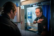 Mattes (Matthias Schloo) kann sich gar nicht sattsehen an seinem neuen Stern auf der Uniform.