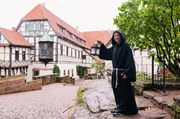 Checker Tobi als Mönch im Hof der Wartburg.