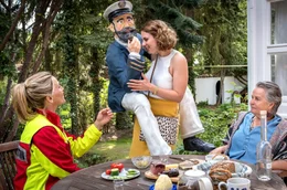 Doro (Julia Sch&auml;fle) &uuml;berrascht Nora (Tanja Wedhorn, li.) mit einem sperrigen Geschenk. Auch Vermieterin Roswitha Wing (Petra Kelling, re.) staunt.