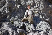 Checker Tobi im Luis Trenker-Kostüm am Felsen.