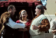 Für das Lansinger Mittelalterfest haben sich alle besonders schick gemacht. Von links: Hubert Kirchleitner (Bernhard Ulrich), Monika Vogl (Christine Reimer) und Benedikt Stadlbauer (Andreas Geiss). Für das Lansinger Mittelalterfest haben sich alle besonders schick gemacht. Von links: Hubert Kirchleitner (Bernhard Ulrich), Monika Vogl (Christine Reimer) und Benedikt Stadlbauer (Andreas Geiss).