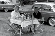 Von Fernreisen in exotische L&auml;nder &uuml;ber den Urlaub auf dem Bauernhof bis hin zu Strandferien an der Ostsee - jeder hat seine ganz eigenen Reiseerinnerungen. Der Film blickt zur&uuml;ck auf Urlaubstrends und Erlebnisse von den 1950ern bis in die 1990er Jahre, wie Camping, Kaffeefahrten, Survival-Urlaub oder Ballermann. - Camping an der Mauer 1963.