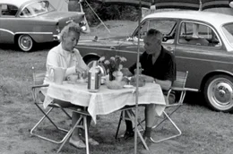 Von Fernreisen in exotische L&auml;nder &uuml;ber den Urlaub auf dem Bauernhof bis hin zu Strandferien an der Ostsee - jeder hat seine ganz eigenen Reiseerinnerungen. Der Film blickt zur&uuml;ck auf Urlaubstrends und Erlebnisse von den 1950ern bis in die 1990er Jahre, wie Camping, Kaffeefahrten, Survival-Urlaub oder Ballermann. - Camping an der Mauer 1963.
