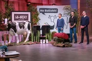 V.l.: Dr. Peter Stiller, Gregor Schleicher und Daniel Stadtmann präsentieren Whacky, den gesunden Bio Beef Stick. Sie erhoffen sich ein Investment von 200.000 Euro für 10 Prozent der Firmenanteile. V.l.: Dr. Peter Stiller, Gregor Schleicher und Daniel Stadtmann präsentieren Whacky, den gesunden Bio Beef Stick. Sie erhoffen sich ein Investment von 200.000 Euro für 10 Prozent der Firmenanteile.