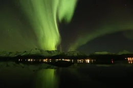 Aurora Borealis &ndash; die spektakul&auml;re Nordlichter tanzen &uuml;ber Nordnorwegens Polarhimmel.