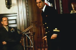 Lt. Daniel Kaffee (Tom Cruise, r.) will Colonel Nathan R. Jessup (Jack Nicholson, l.) aus der Reserve locken, indem er ihn mit seinen Fragen unter Druck setzt. Kaffee vermutet, dass Jessup eine wichtige Rolle in dem Mordfall spielt, doch der Colonel l&auml;sst sich nicht leicht aus der Ruhe bringen.