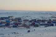 Die Inuit im polaren Norden Kanadas nutzen traditionelle Kulturtechniken. Iqaluit ist überwiegend von Inuit bewohnt.