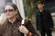 Was hat Gabriel (Ignacio Serricchio, r.) mit Delia Banks (Camryn Manheim, l.) vor? Ist sie in Gefahr?
