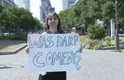 Was darf Comedy? Reporterin Julie Pelzel sucht die Antworten zwischen Lachen, Tabus und Shitstorms.
