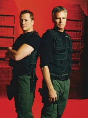 L-R: Jonas Quinn (Corin Nemec) und Colonel Jack O'Neill (Richard Dean Anderson)