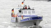 Auf dem Rhein jagen die zur Wasserschutzpolizei abgestellten Kommissare Semir (Erdogan Atalay, l.) und Ben (Tom Beck, M.) zusammen mit der Polizeiboot-Kapit&auml;nin Conny (Jasmin Gerat) Bombenleger, die eine gro&szlig;e D&uuml;sseldorfer Reederei erpressen.
