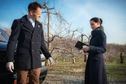 Als ein Mitglied aus Holmes Imker Community unter mysteri&ouml;sen Umst&auml;nden ums Leben kommt, schauen sich Holmes (Jonny Lee Miller, l.) und Watson (Lucy Liu, r.) den Tatort genauer an ...