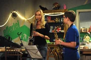 Um Geld zu verdienen gibt Jana (Isabella Hübner) Musikunterricht. Um Geld zu verdienen gibt Jana (Isabella Hübner) Musikunterricht.