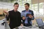 Hansen (Igor Jeftic, r.) glaubt, dass Prof. Blum (Christian Wittmann, l.) zum Mörder geworden ist, um die Entdeckung einer neuer Lurchart für sich zu beanspruchen. Hansen (Igor Jeftic, r.) glaubt, dass Prof. Blum (Christian Wittmann, l.) zum Mörder geworden ist, um die Entdeckung einer neuer Lurchart für sich zu beanspruchen.