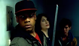 Als die erste Bestie in Sams (Jodie Whittaker, 2.v.l.) Wohnung dr&auml;ngt, kann Moses (John Boyega, l.) sie mit dem Samuraischwert t&ouml;ten. Jetzt ist klar: Nur gemeinsam haben sie eine Chance gegen die haarigen Killer ...