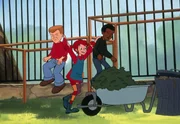 Der Kraftprotz Bengt (li.) und seine Bande bekommen von Pippi in der Pause auf dem Schulhof eine Lektion erteilt.
