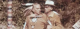Old Surehand (Stewart Granger, r.) h&auml;lt den betagten Komanchen-H&auml;uptling Maki-Moteth (Dusan Antonijevic, l.) in Schach ...