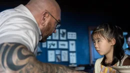 L-R: Leonard (Dave Bautista) und Wen (Kristen Cui)