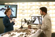 Temperance Brennan (Emily Deschanel, l.); Rodolfo Fuentes (Ignacio Serricchio, r.) Temperance Brennan (Emily Deschanel, l.); Rodolfo Fuentes (Ignacio Serricchio, r.)