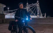DI Max Arnold (Adrian Scarborough) ermittelt im Umfeld der Chelsea Bridge. DI Max Arnold (Adrian Scarborough) ermittelt im Umfeld der Chelsea Bridge.