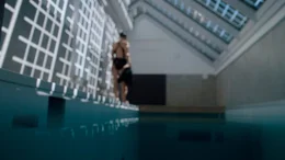 Traumatisiert: Martina (Maria Furtw&auml;ngler) scheut das Wasser.; ARD/NDR BIS ZUR WAHRHEIT, am Mittwoch (20.11.24) um 20:15 Uhr im ERSTEN. Traumatisiert: Martina (Maria Furtw&auml;ngler) scheut das Wasser. &copy; NDR/Boris Laewen/Roland Stuprich, honorarfrei - Verwendung gem&auml;&szlig; der AGB im engen inhaltlichen, redaktionellen Zusammenhang mit genannter NDR-Sendung bei Nennung "Bild: NDR/Boris Laewen/Roland Stuprich" (S2). NDR Presse und Information/Fotoredaktion, Tel: 040/4156-2333 oder -2305, pressefoto@ndr.de