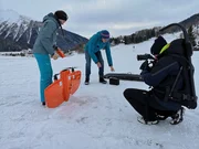 Elisabeth Hafner und Andreas Stoffel vom Schweizer Institut für Schnee- und Lawinenforschung bereiten ihre Drohne vor. Damit fliegen sie heute über den Dorfberg in Davos.