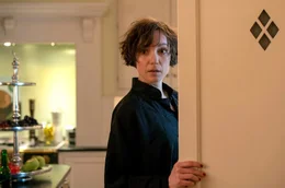 Clara (Julia Koschitz) beginnt sich zu wundern.