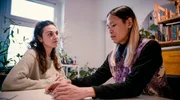 Duc Pham unterhält sich mit Reporterin Katharina Vorndran. Seine Eltern kamen als Vertragsarbeitende aus Vietnam in die DDR. Zwei Jahre nach der Wende wurde er geboren. Ohne das Ende der DDR hätte es Duc wahrscheinlich nie gegeben. Schwangerschaft war unter Vertragsarbeiterinnen verboten. Heute lebt Duc in Berlin, aufgewachsen ist er im Erzgebirge.