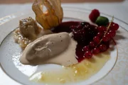Dessert bei Domenica Müller auf dem Hof Müller in Wegberg (NRW).