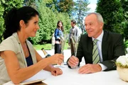 Als Elena (Lili Gesler, h.l. mit Janusz Cichocki) Doris (Simone Ritscher, l.) und Werner (Dirk Galuba, r.) beobachtet, erkennt sie, dass sie nie in die Welt des Fürstenhofs passen wird.