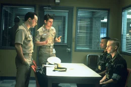 Lt. Sam Weinberg (Kevin Pollak, l.) und Lt. Daniel Kaffee (Tom Cruise, 2.v.l.) wollen die Wahrheit aus den zwei Angeklagten Harold W. Dawson (Wolfgang Bodison, 2.v.r.) und Louden Downey (James Marshall, r.) rauskriegen. Nur so k&ouml;nnen sie die beiden Soldaten unterst&uuml;tzen.