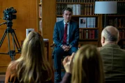 Der Leipziger Oberbürgermeister-Kandidat Jan Temper (Alexander Khuon, M.) hält eine öffentliche Lesung zu seinem neuen Buch. Er ahnt nicht, dass die Lesung schon bald gestört wird.