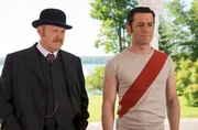 Brackenreid (Thomas Craig) und Murdoch (Yannick Bisson, r) fragen Chippy.