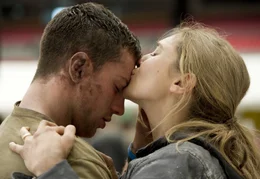 W&auml;hrend die Urzeitmonster eine Schneise der Zerst&ouml;rung hinterlassen, gelingt es Ford Brody (Aaron Taylor-Johnson, l.) in San Francisco seine Frau Elle (Elizabeth Olsen, r.) lebend wiederzufinden. Doch die Gefahr ist noch nicht gebannt. Kann Godzilla die beiden zerst&ouml;rerischen Mutos aus dem Verkehr ziehen?