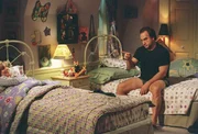 Da Jims (Jim Belushi, r.) Schwiegermutter zu Besuch kommt und im Haus der Familie übernachten will, müssen er und Cheryl (Courtney Thorne-Smith, l.) in das Schlafzimmer ihrer Kinder ausweichen. Es folgt eine schlaflose Nacht ...