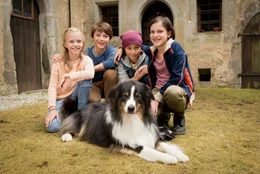 Die F&uuml;nf Freunde: Anne (Amelie Lammers), Julian (Marinus Hohmann), Dick (Ron Antony Renzenbrink), George (Allegra Tinnefeld) und Timmy, der Hund.