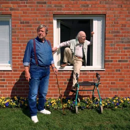 Julius (Iwar Wiklander) und Allan (Robert Gustafsson) auf Stippvisite in Allans ehemaliger Seniorenresidenz