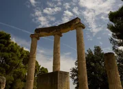 Tempelruine in Olympia: Im 5. Jahrhundert nach Christus ist es mit den friedlichen Wettk&auml;mpfen in Olympia vorbei: Der christliche Kaiser Theodosios verbietet jede Art von heidnischen Kulten.